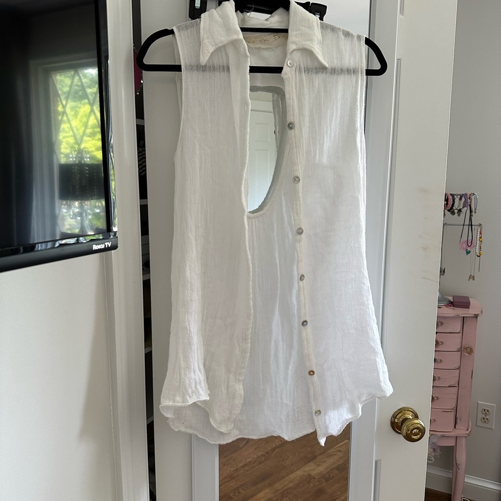 Sleeveless keyhole back white button down
